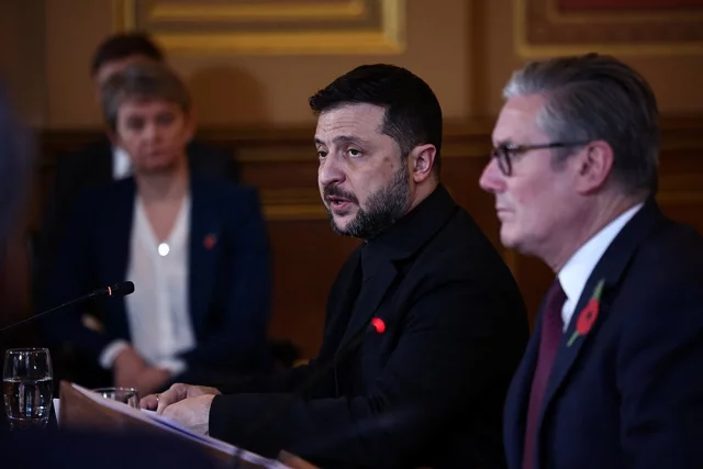 Владимир Зеленский выступает во время встречи международных партнеров по Украине «Коалиция желающих» в Министерстве иностранных дел в Лондоне.