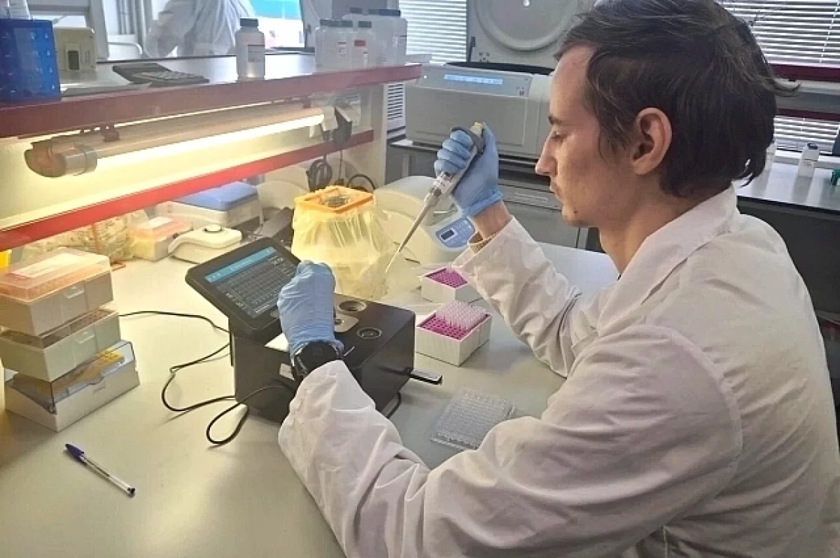 Ученый в лаборатории исследует компоненты для российского лекарства от метаболического синдрома