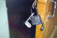 Злоумышленник, находясь во 2 микрорайоне города, взломал дверь и проник в одну из квартир полурасселенного дома,