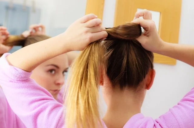 Повторение одного и того же стиля, особенно тугих причесок или заколок, закрепленных в одном и том же месте, может создавать постоянное натяжение волокон волос, и со временем это может привести к заболеванию, которое называется алопецией напряжения. 