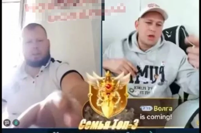 Пока один сидит и ждёт (слева), другой даёт ему задания (справа)