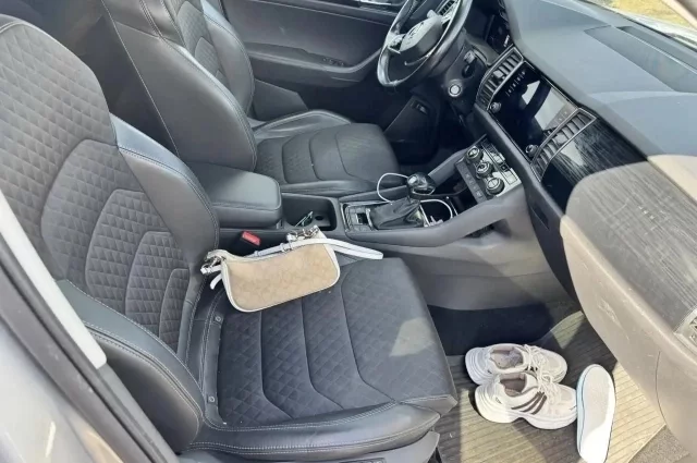 В бардачке автомобиля Усольцевых при осмотре оказывается нашли крупную сумму денег.