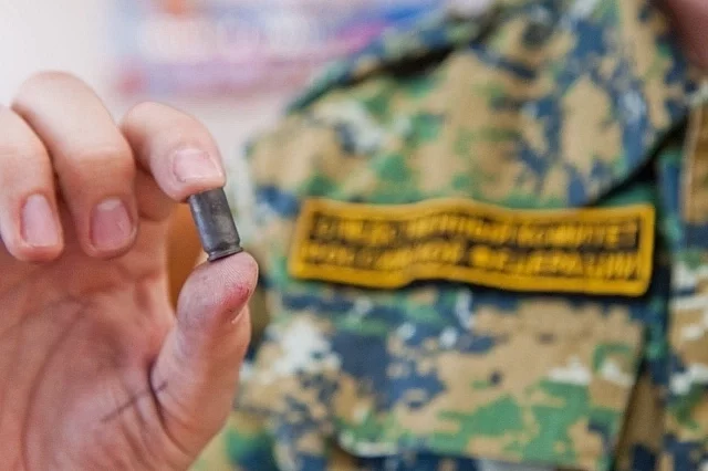 Пуля вылетела из заряженного ружья, которое охотник снимал с плеча.