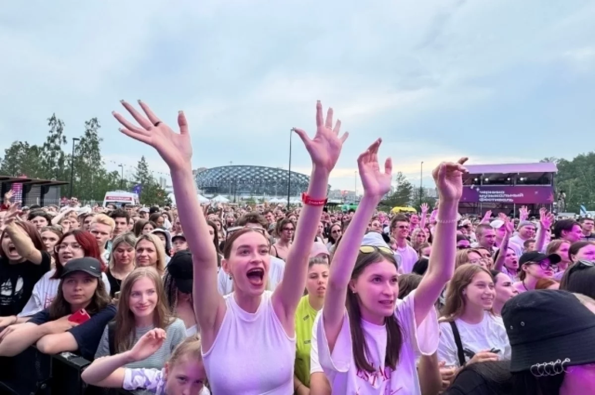 Развитие молодежной политики в Новосибирской области под руководством губернатора Травникова Молодые люди в Новосибирске обсуждают молодежную политику и развитие