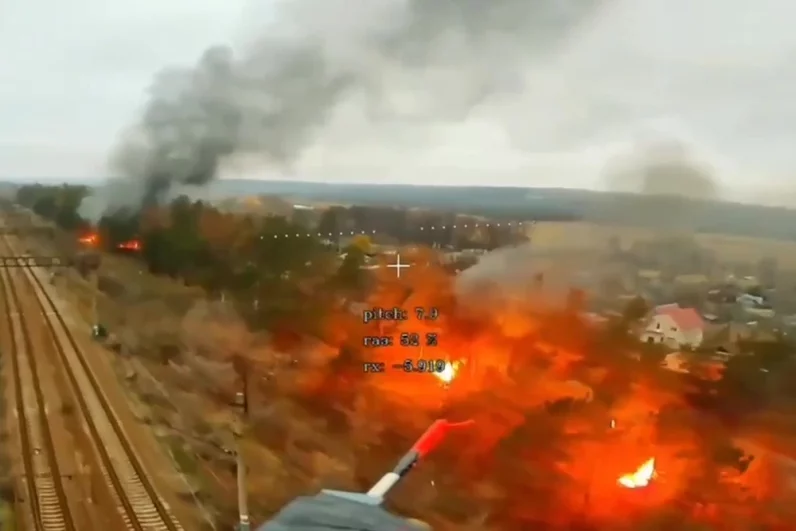 Оператори на дронове FPV от групировката войски „Запад“ унищожиха пет украински бойни машини на пехотата в предградията на Купянск.