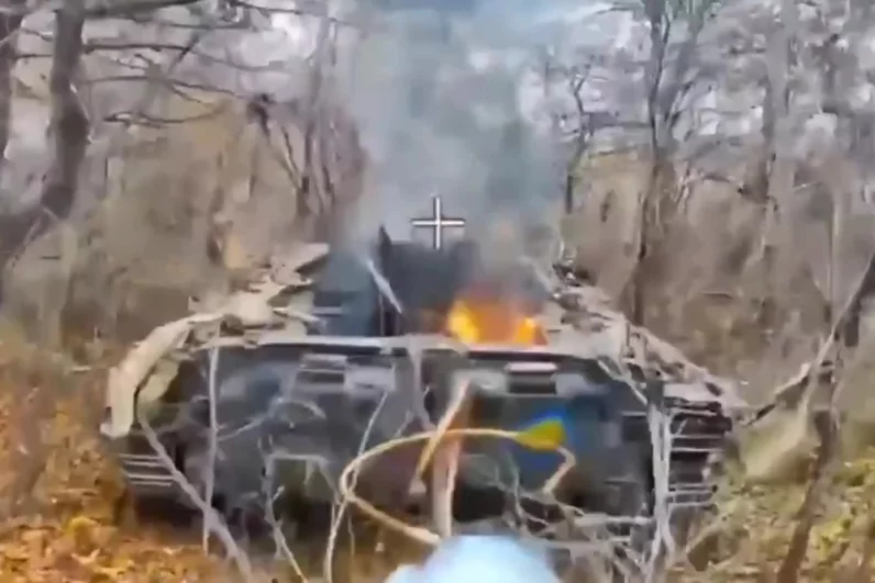 Руското Министерство на отбраната публикува кадри на горящи бойни машини на пехотата на 116-та отделна механизирана бригада на украинските въоръжени сили в северните покрайнини на село Купянск-Узловая.