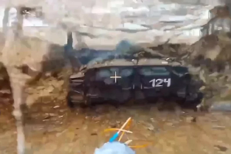 Оператори на дронове FPV изстреляха безпилотни летателни апарати, управлявани чрез оптичен кабел, които унищожиха пет украински бойни машини на пехотата.