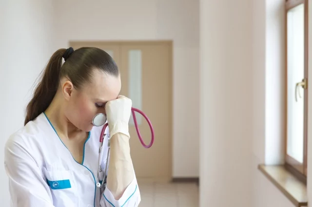 Принят законопроект, который вводит для выпускников медицинских вузов обязательную отработку в государственных медучреждениях сроком до трех лет.
