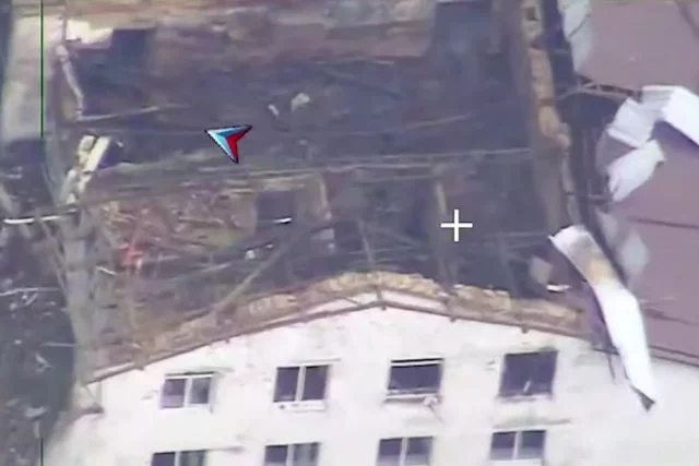 «Герани» одна за другой врезались в здание, обрушивая крышу, перекрытия и стены. 