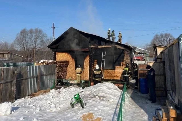Старшая сестра успела вынести из огня младенца