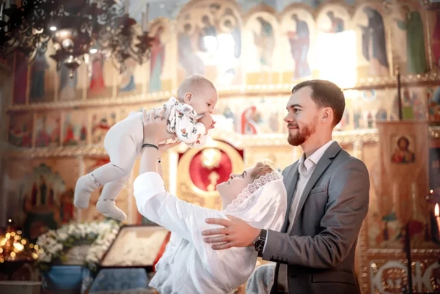 Таинство крещения воспринимается как символ очищения, доброго начала и благословения на будущее.