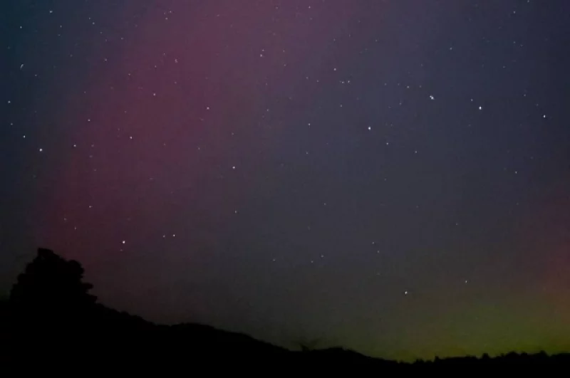 Возле горизонта наблюдалось и зеленоватое свечение.