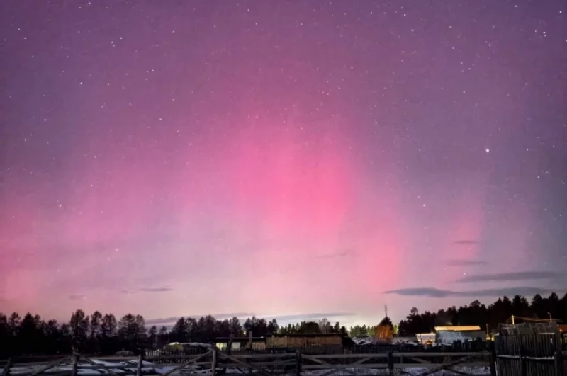 Сияние играло столбами в небе.
