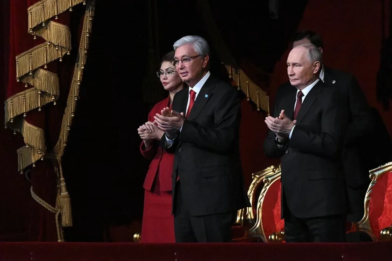 Президент РФ Владимир Путин и президент Казахстана Касым-Жомарт Токаев, находящийся в России с государственным визитом, во время гала-концерта мастеров искусств Казахстана в Большом театре.