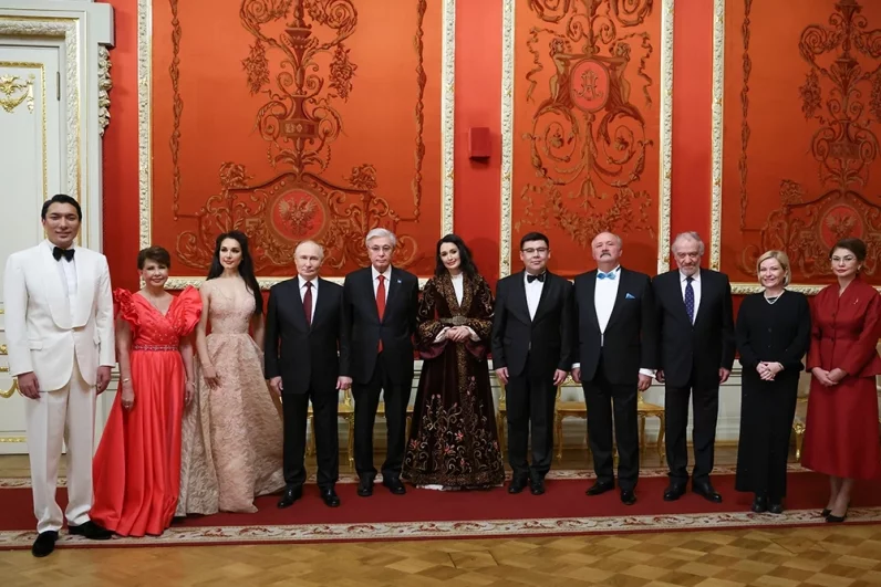 Президент РФ Владимир Путин и президент Казахстана Касым-Жомарт Токаев, находящийся в России с государственным визитом, фотографируются с участниками гала-концерта мастеров искусств Казахстана в Большом театре.