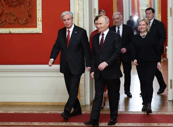 Президент РФ Владимир Путин и президент Казахстана Касым-Жомарт Токаев (слева), находящийся в России с государственным визитом, после гала-концерта мастеров искусств Казахстана в Большом театре.