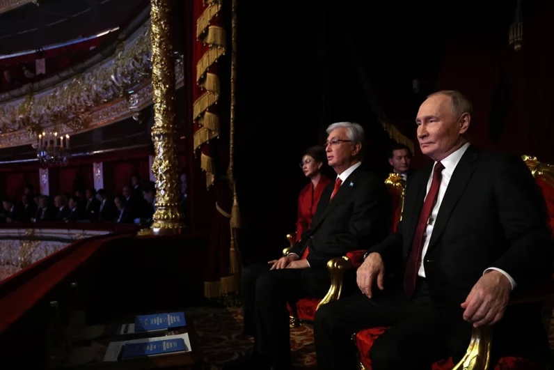 Президент РФ Владимир Путин и президент Казахстана Касым-Жомарт Токаев, находящийся в России с государственным визитом, во время гала-концерта мастеров искусств Казахстана в Большом театре.
