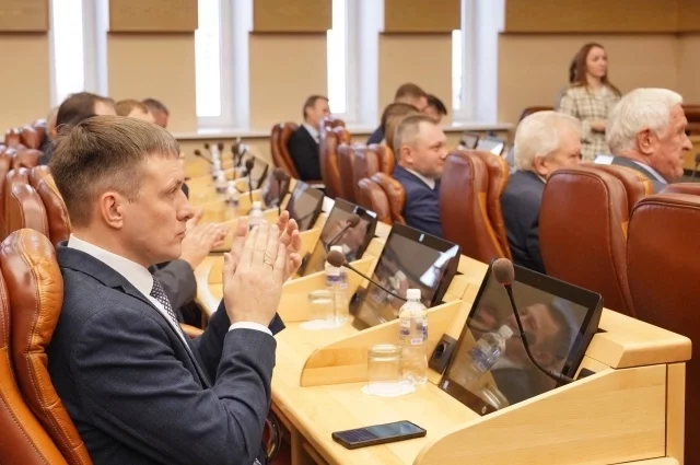 Депутаты встречали награждённых аплодисментами.