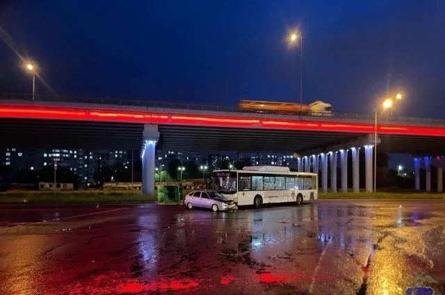 Борьба общественного и личного транспорта происходит не только на дорогах, но и в кошельках. 