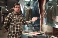 Алексей Деревянко знакомит посетителей с экспозицией «Битва за Воронеж».