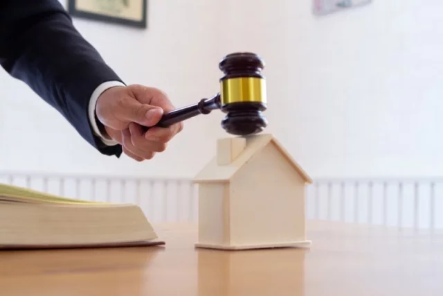 Если человек не знал о наследстве и пропустил срок для обращения к нотариусу, шанс получить имущество всё же есть.