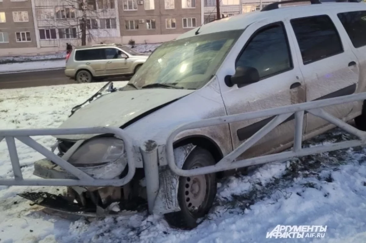 В Пермском крае автомобиль въехал в дорожное ограждение после ДТП