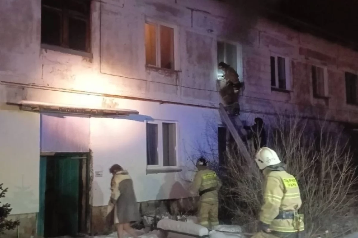 Пожарные МЧС Новосибирской области на месте пожара в жилом доме Марусино