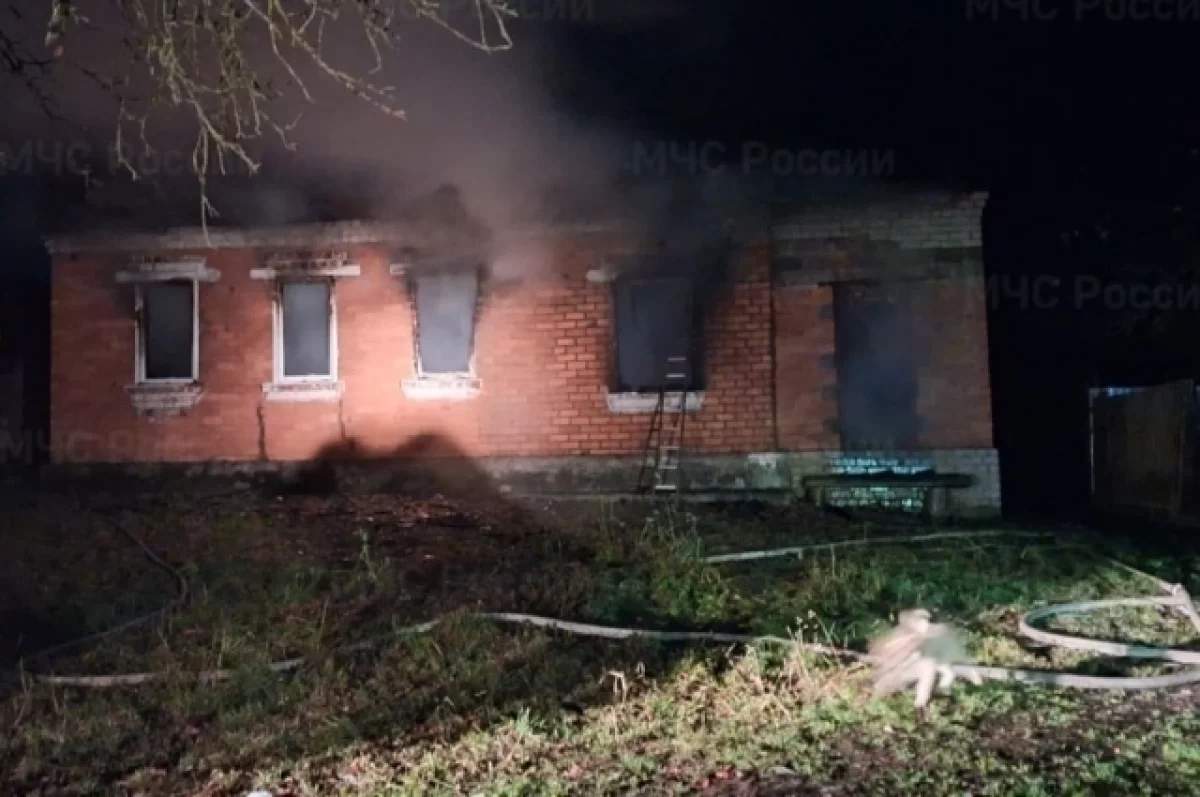 В брянском поселке Любохна в ночь на 14 ноября загорелся частный жилой дом