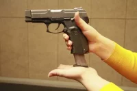 Обвиняемая решила радикально решить проблему с долгами.