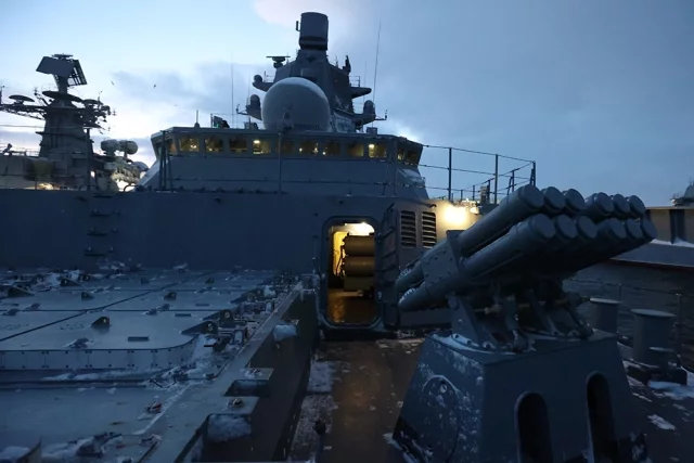 Фрегат «Адмирал флота Советского Союза Горшков» перед выходом на боевую службу. Слева: контейнеры, в которых находятся заряженные гиперзвуковые ракеты «Циркон».