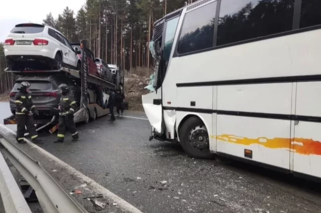 Автобус врезался в грузовик-автовоз