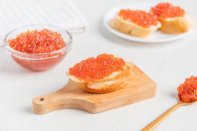 Как посчитали в Росстате, в сентябре 2024 года килограмм лососевой икры стоил 6,9 тыс. руб., а в сентябре 2025 года — уже 9,4 тыс. руб., цены выросли более чем на 35%. 