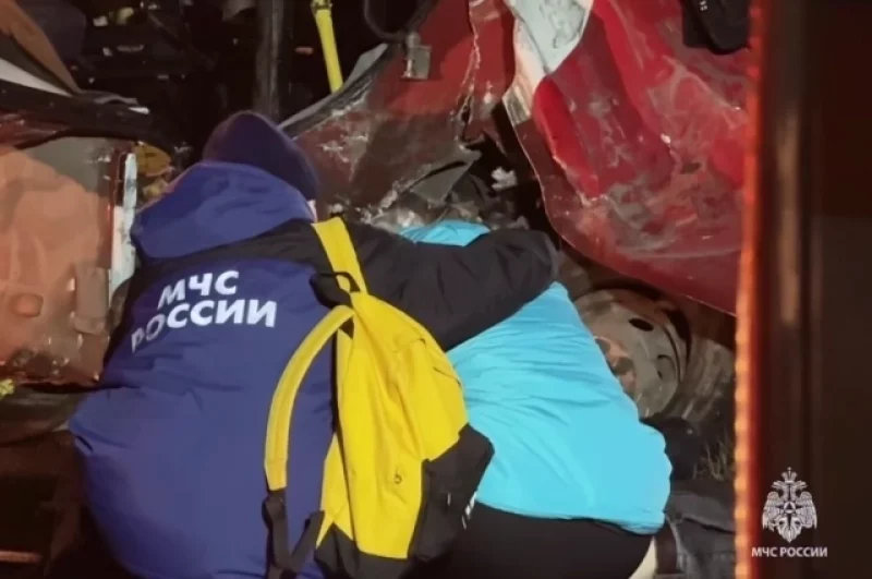 Сотрудники МЧС вытащили из покорёженного микроавтобуса 16 человек, пострадавших передали врачам.