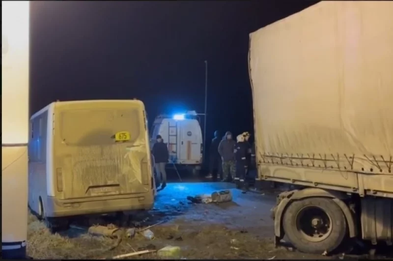 Микроавтобус уходил от столкновения с попутным автомобилем.