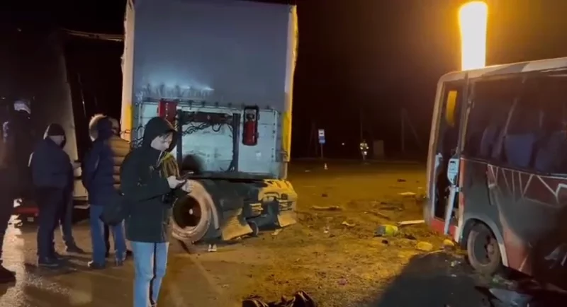 На месте работали сотрудники ГИБДД, МЧС, СК и прокуратуры.