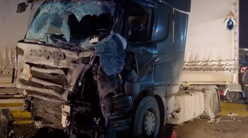 При лобовом столкновении пострадала и фура.