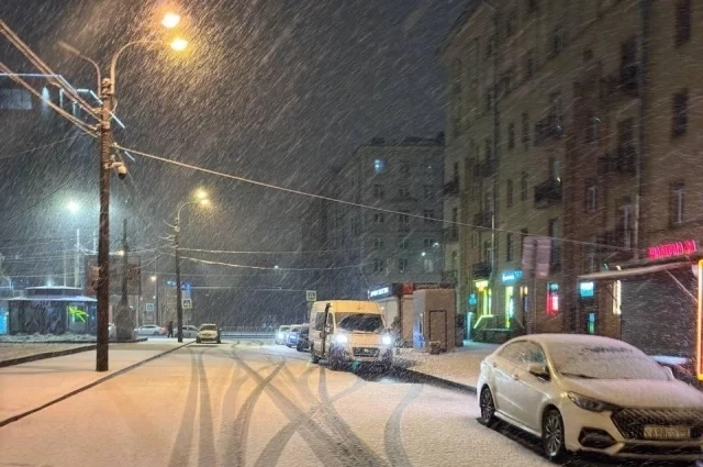 После 11 вечера город стало засыпать снегом.