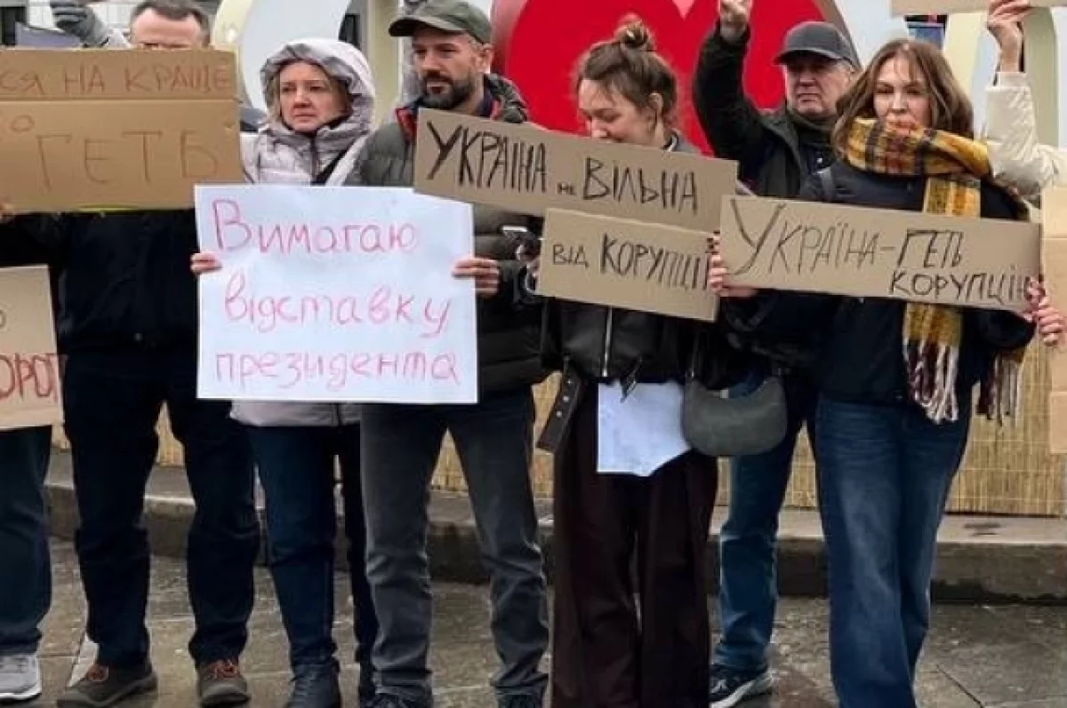 В Киеве прошла акция против Зеленского и коррупции: требуют отставки Ермака и освобождения детектива НАБУ