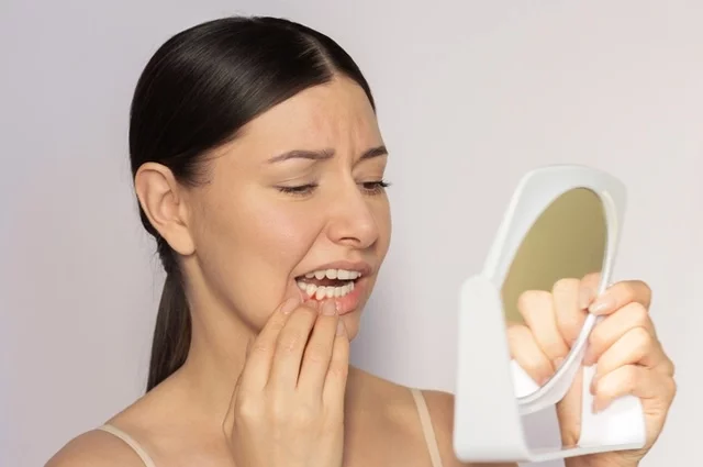 Если десны начали кровоточить или убывать, важно незамедлительно обратиться к стоматологу. 