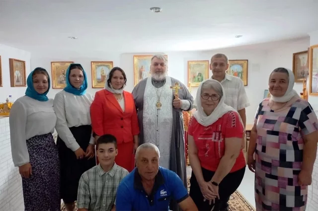 Настоятель храма в Константиновке протоиерей Владимир Шутов в окружении прихожан.