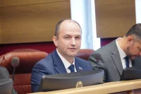 Глава комитета по социально-культурному законодательству проводит встречи со студентами и организует для них экскурсии в ЗС.