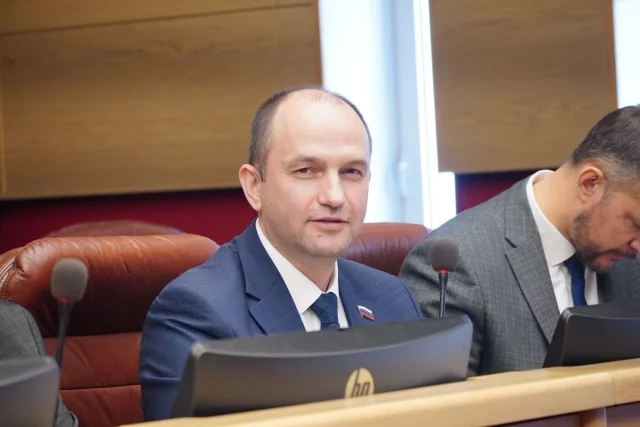 Глава комитета по социально-культурному законодательству проводит встречи со студентами и организует для них экскурсии в ЗС.