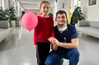 Доктор со своей юной пациенткой после операции. 