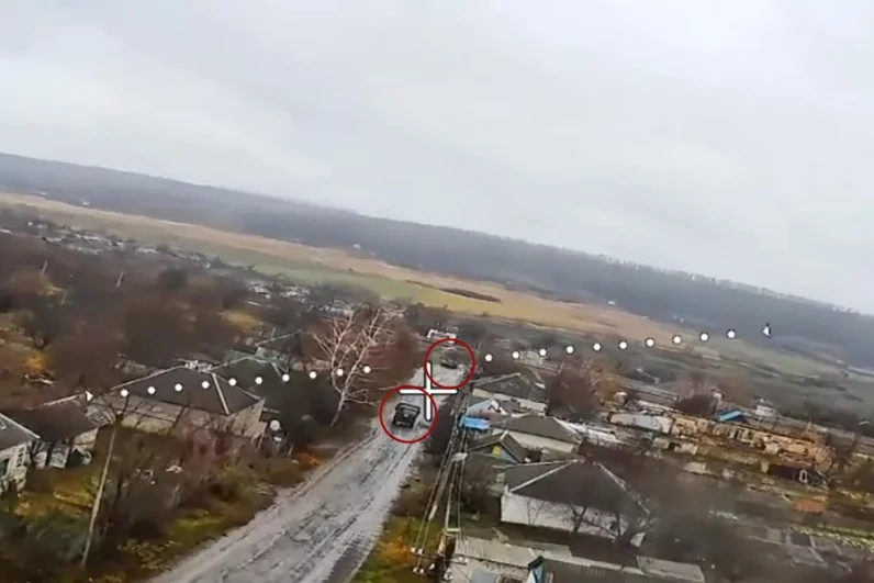 Ударами FPV-дронов уничтожаются грузовые автомобили, боевые бронированные машины и пикапы с боевиками ВСУ.