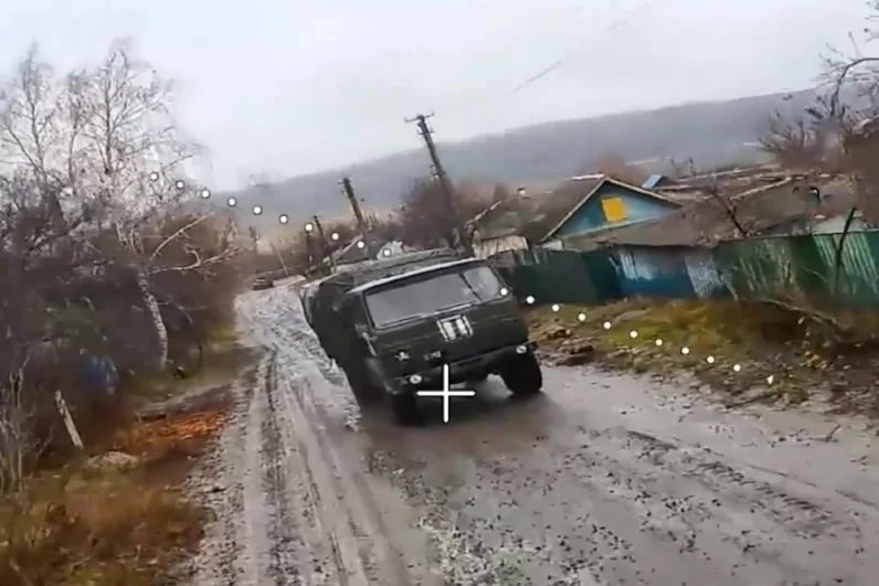 Подчеркивается, что натянутые вдоль дорог сети и установленные системы защиты не спасают транспорт от атак беспилотников.