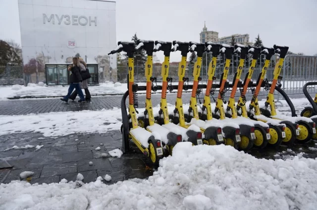 Снег, выпавший в субботу, от тепла растает. 