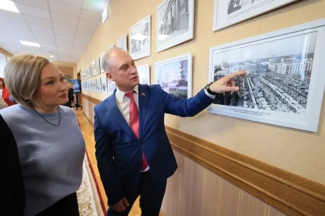 В открытии выставки приняли участие депутаты Законодательного Собрания Андрей Шмидт, Василий Швецов, Алексей Рожков, Александр Заозеров, Андрей Орехов, Наталья Лощинина, Артемий Галицын, Олег Парфилов, сотрудники аппарата и гости областного парламента.