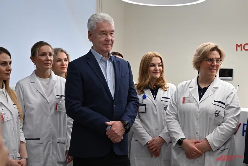 Мэр Москвы Сергей Собянин и коллектив больницы на открытии.