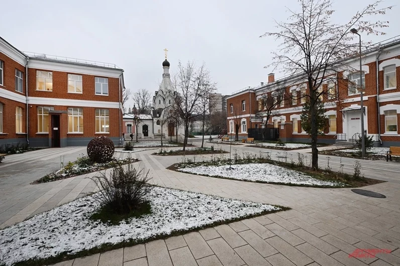 Также в новых корпусах расположились дневной стационар на 22 койки, Центр по лечению цереброваскулярной патологии и Центр детской кардиохирургии.