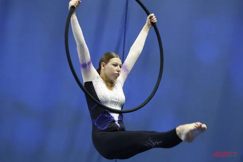 Порой просто поражаешься тому, как спортсменки удерживают равновесие на своих непростых снарядах.